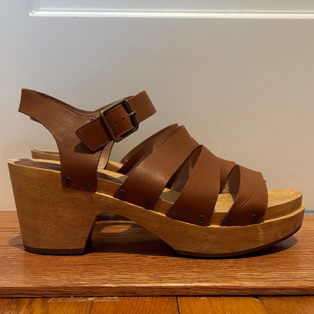 Madewell The Sigrid Strappy Clog Sandals in English Saddle